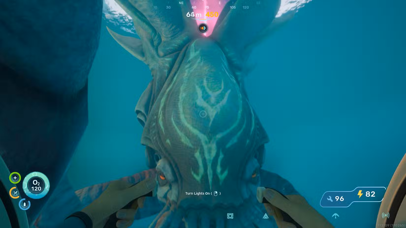 Um leviatã coletor puxando um girino para baixo da água em Subnautica 2
