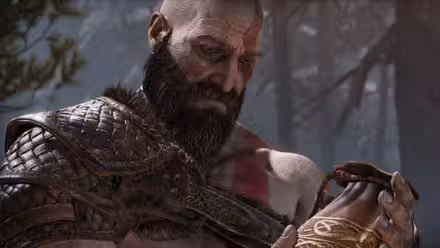 Kratos olha para uma urna em God of War