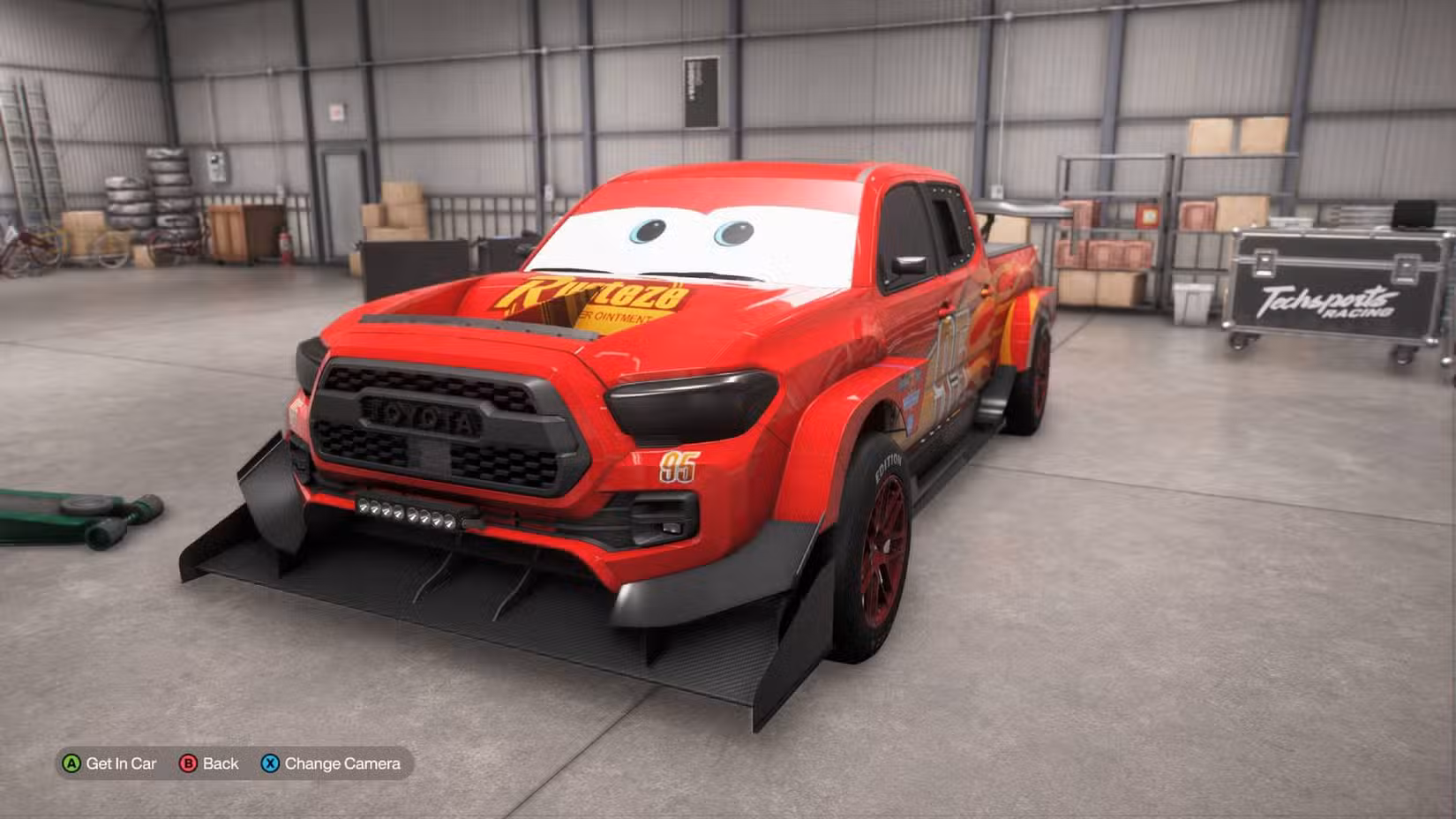 O Toyota Tacoma Forza Edition com pintura Lignting McQueen na garagem do Forza Horizon 6.