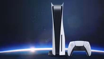 Um console PlayStation 5 fica ao lado de um controle DualSense, contra um fundo de céu estrelado.