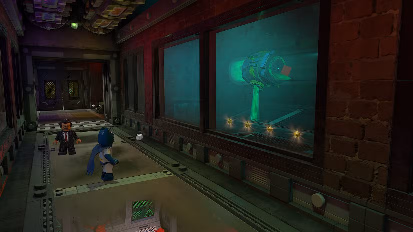 Uma captura de tela de Lego Batman: Legacy of the Dark Knight mostrando Batman parado em frente a grandes janelas olhando para um cano na outra sala. Dentro do cano há um tijolo vermelho