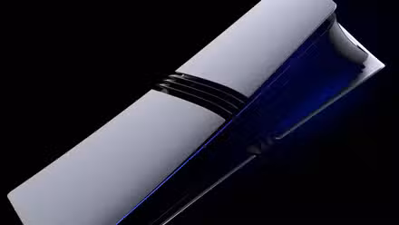 Uma imagem abstrata em ângulo do PS5 Pro contra um fundo preto