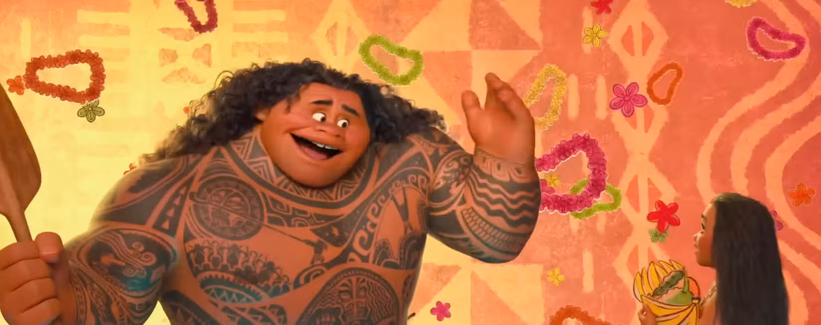Maui, um homem enormemente musculoso e sem camisa coberto de tatuagens, canta para a adolescente Moana com um cenário de colares estilizados de desenhos animados e flores na animação de 2016 Moana