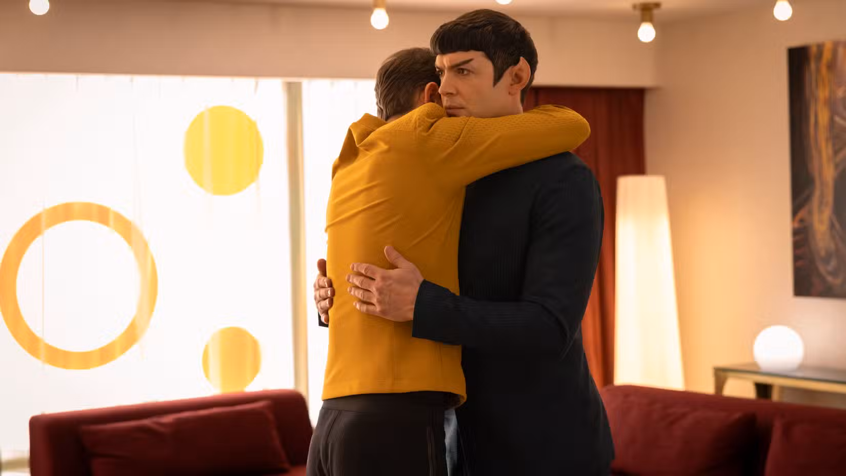 Spock (Ethan Peck) parece muito estranho ao abraçar James T. Kirk (Paul Wesley) na 4ª temporada de Star Trek: Strange New Worlds.