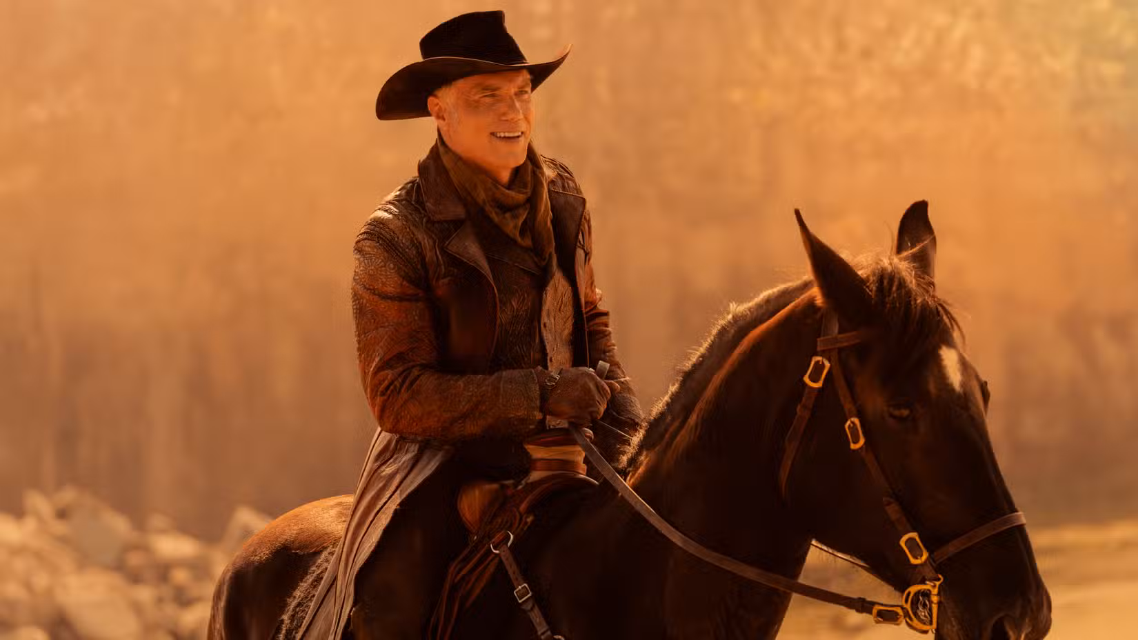 O capitão Pike (Anson Mount) sorri enquanto monta um cavalo vestido como um cowboy na 4ª temporada de Star Trek: Strange New Worlds.