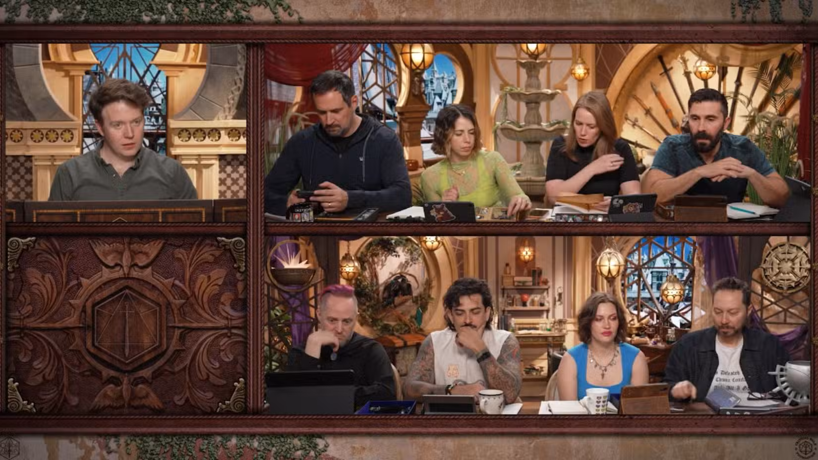 Uma imagem de Brennan Lee Mulligan, bem como de vários membros do elenco de Critical Role sentados juntos ao redor de uma mesa.