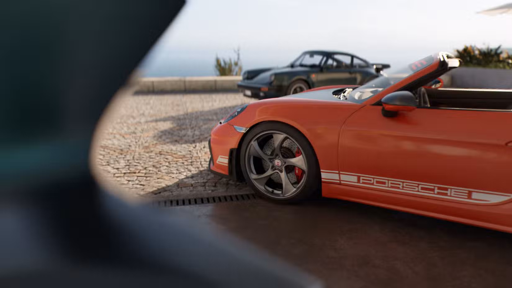 Dois carros Porsche em um local ensolarado no Mediterrâneo