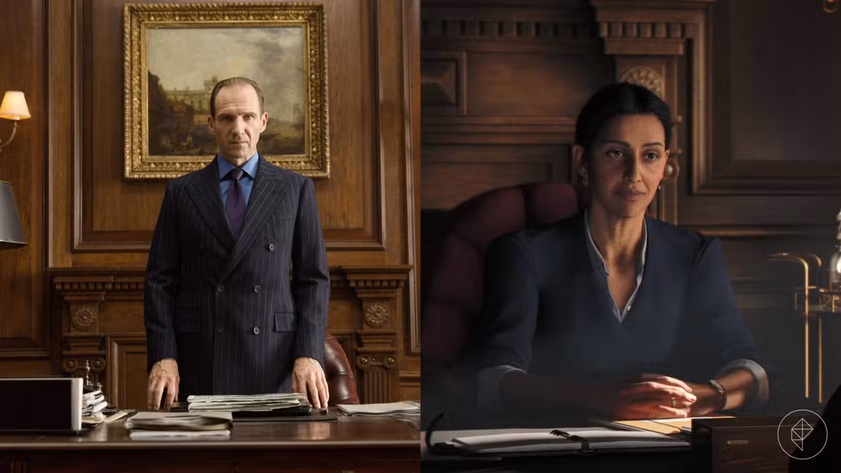 A metade esquerda da imagem mostra M (Ralph Fiennes) em No Time To Die, enquanto a metade direita da imagem mostra M (Priyanga Burford) em 007 First Light.