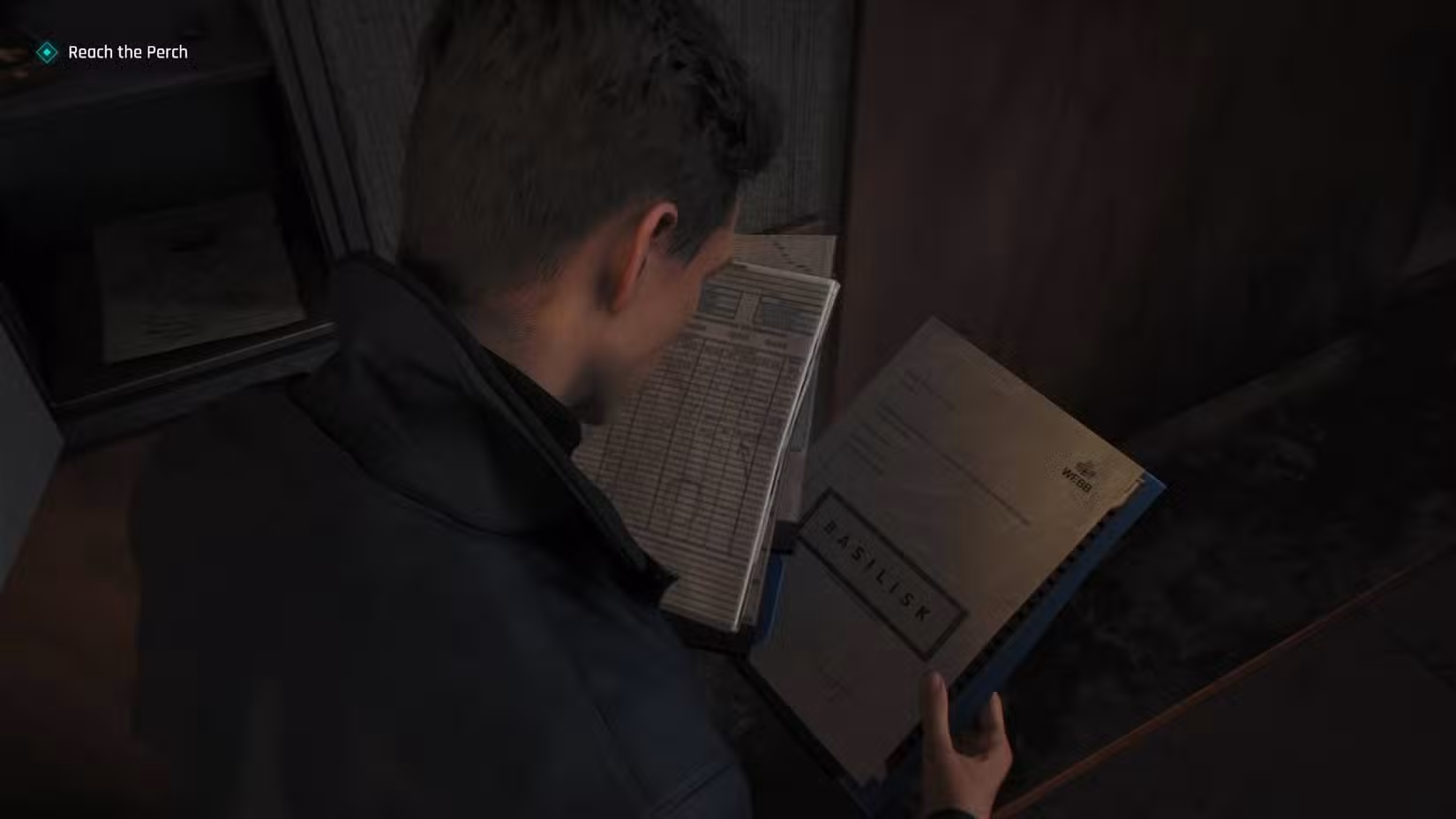 Bond inspecionando os documentos encontrados no cofre de Sir Nicholas Webb.
