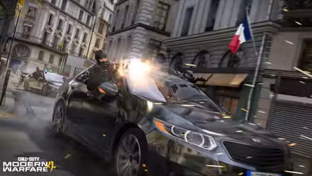 Soldados dirigem um carro por uma rua movimentada em MW4