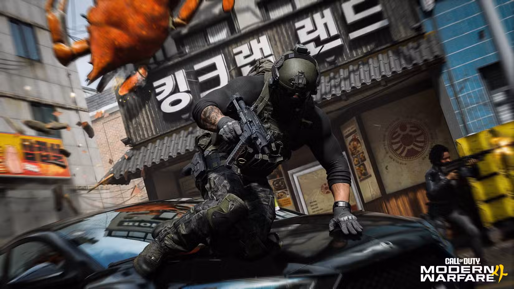 Um soldado em Modern Warfare 4 cobrindo o capô de um carro.