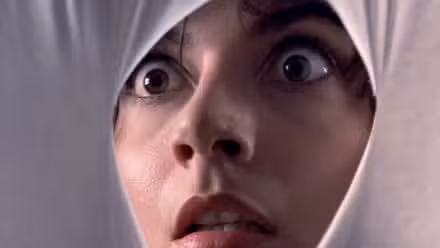 Tenebrae (1982): Uma mulher olha através de um pano branco