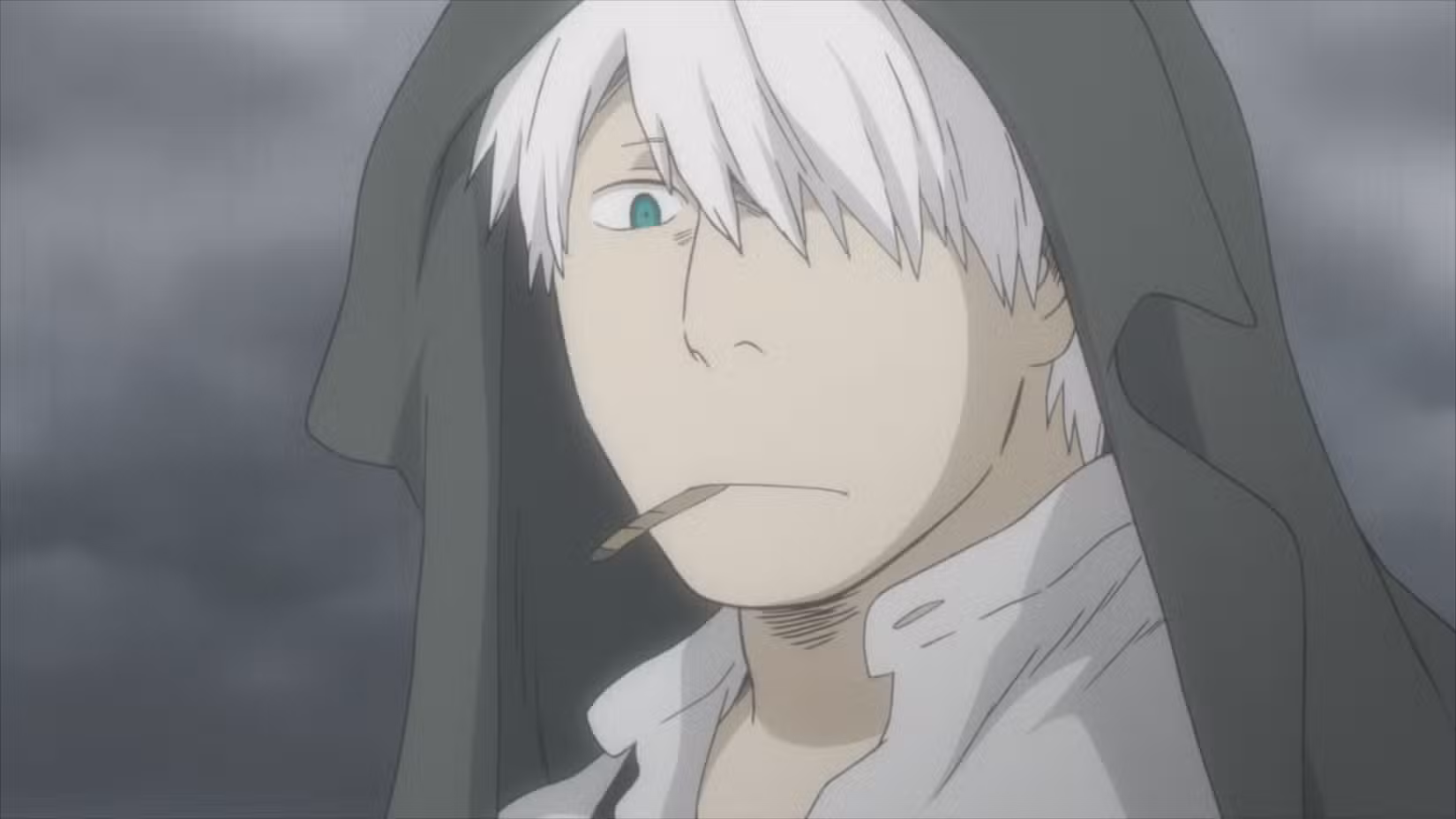 Um homem de cabelos brancos parece perplexo enquanto fuma em Mushi-Shi