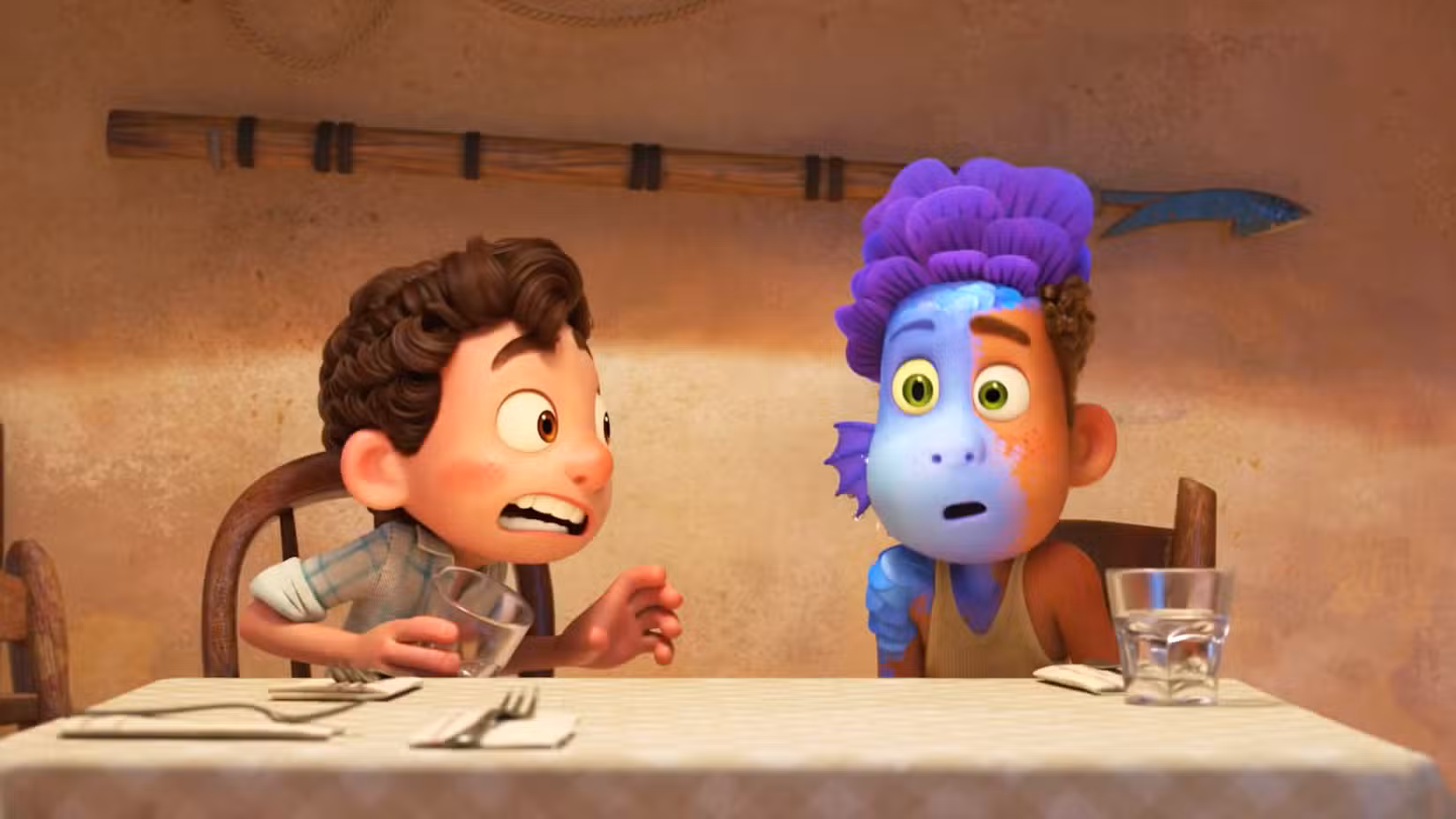 Um menino cospe no amigo e o transforma em um monstro marinho na mesa de jantar em Luca