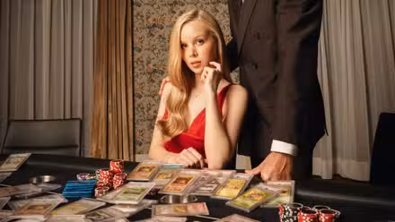 Jolina Gisele, nome e proprietária da maior e mais valiosa coleção de cartas Pokémon do mundo.