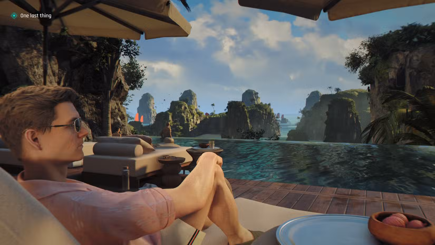 James Bond descansa em uma espreguiçadeira à beira da piscina em 007 First Light