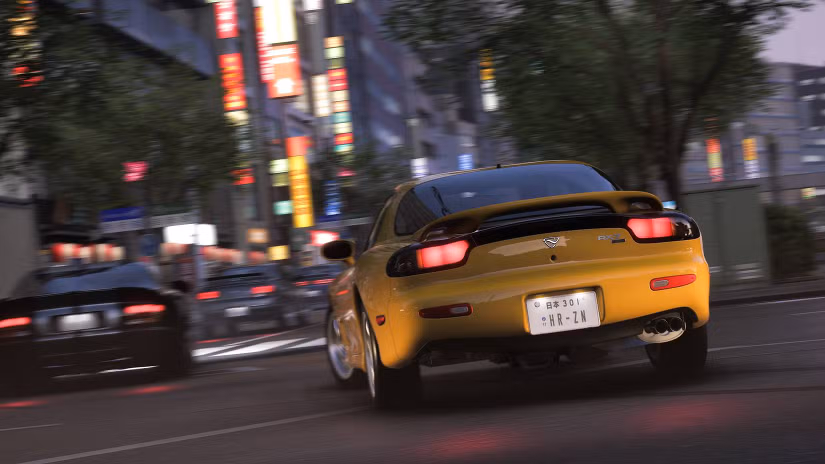Um Mazda RX-7 amarelo girando em uma esquina no Forza Horizon 6.