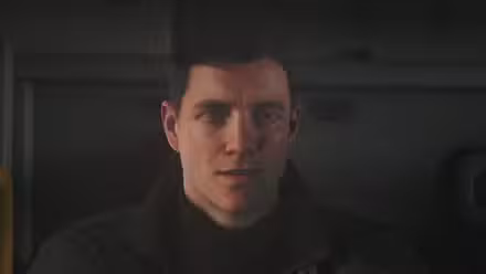 Um jovem James Bond sorri levemente em close