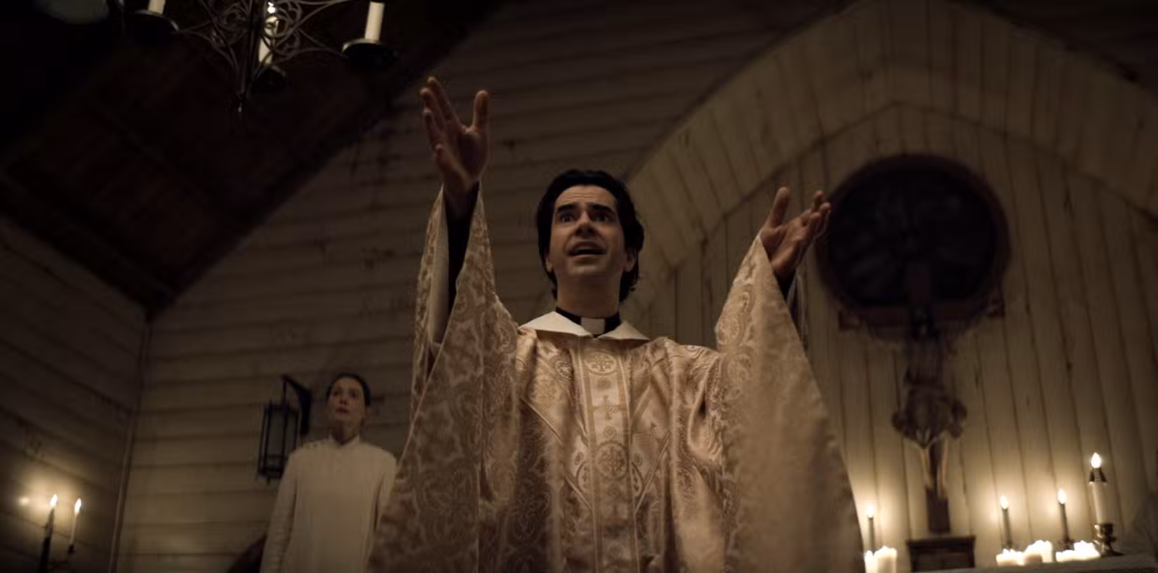 Hamish Linklater fala do púlpito da igreja na Missa da Meia-Noite da Netflix