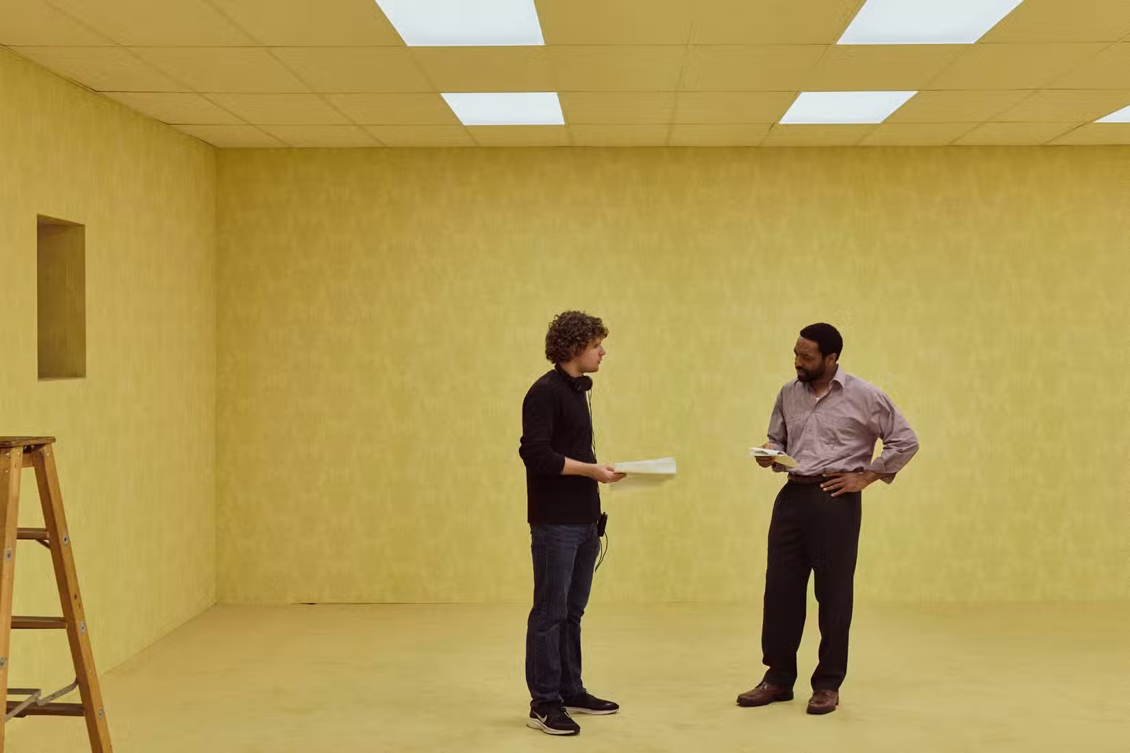 O diretor Kane Parsons no set de Backrooms com o ator Chiwetel Ejiofor