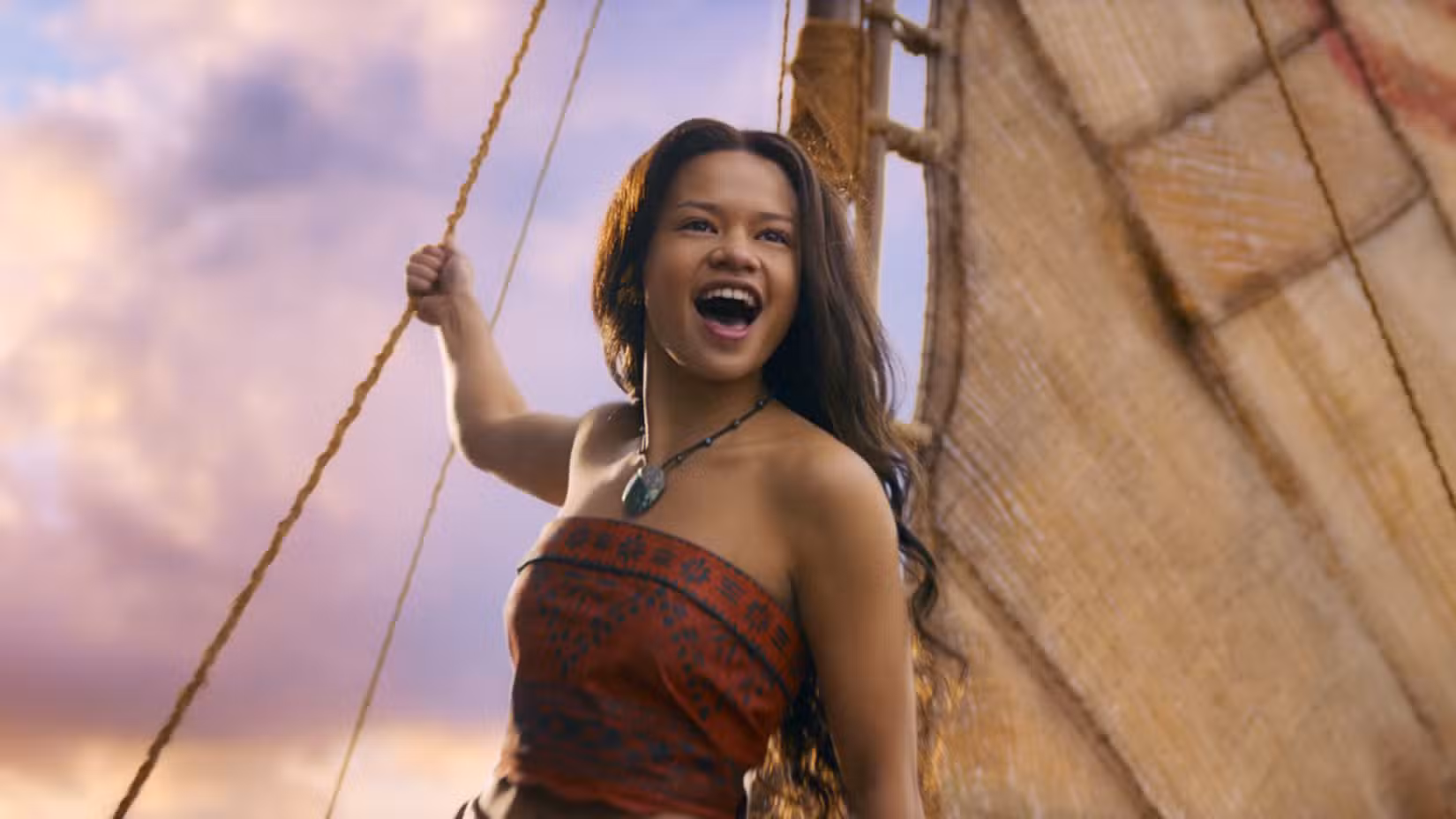Catherine Laga'aia como Moana canta em seu navio na ação ao vivo de 2026 Moana