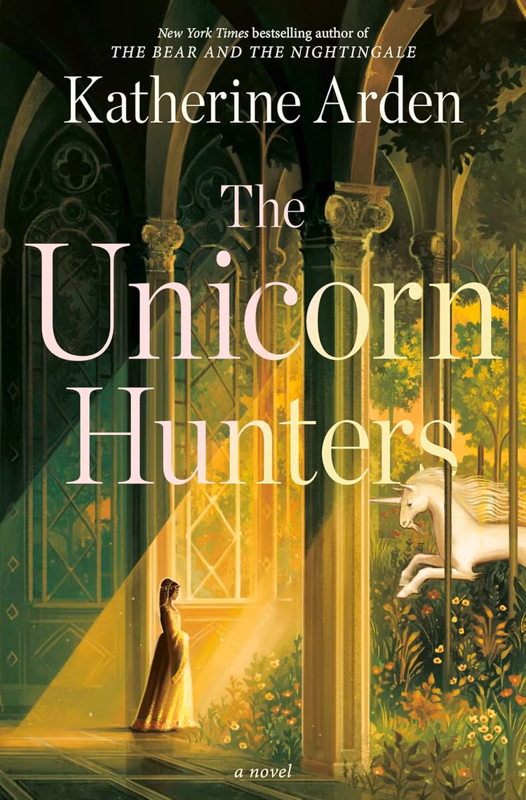 A capa de The Unicorn Hunters, de Katherine Arden, com uma mulher com um vestido longo entrando em uma porta, com um unicórnio do lado de fora