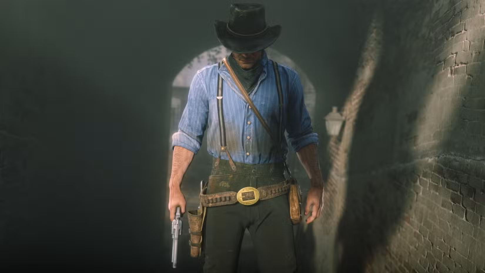 um homem usando um chapéu de cowboy e segurando um revólver, Arthur Morgan, olha para baixo enquanto está em uma escada em Red Dead Redemption 2