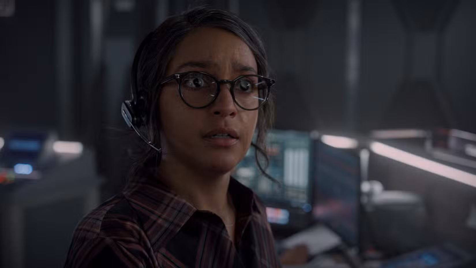 Aleida Rosales (Coral Pena) parece preocupada enquanto está sentada em um centro de comando na 5ª temporada de For All Mankind.