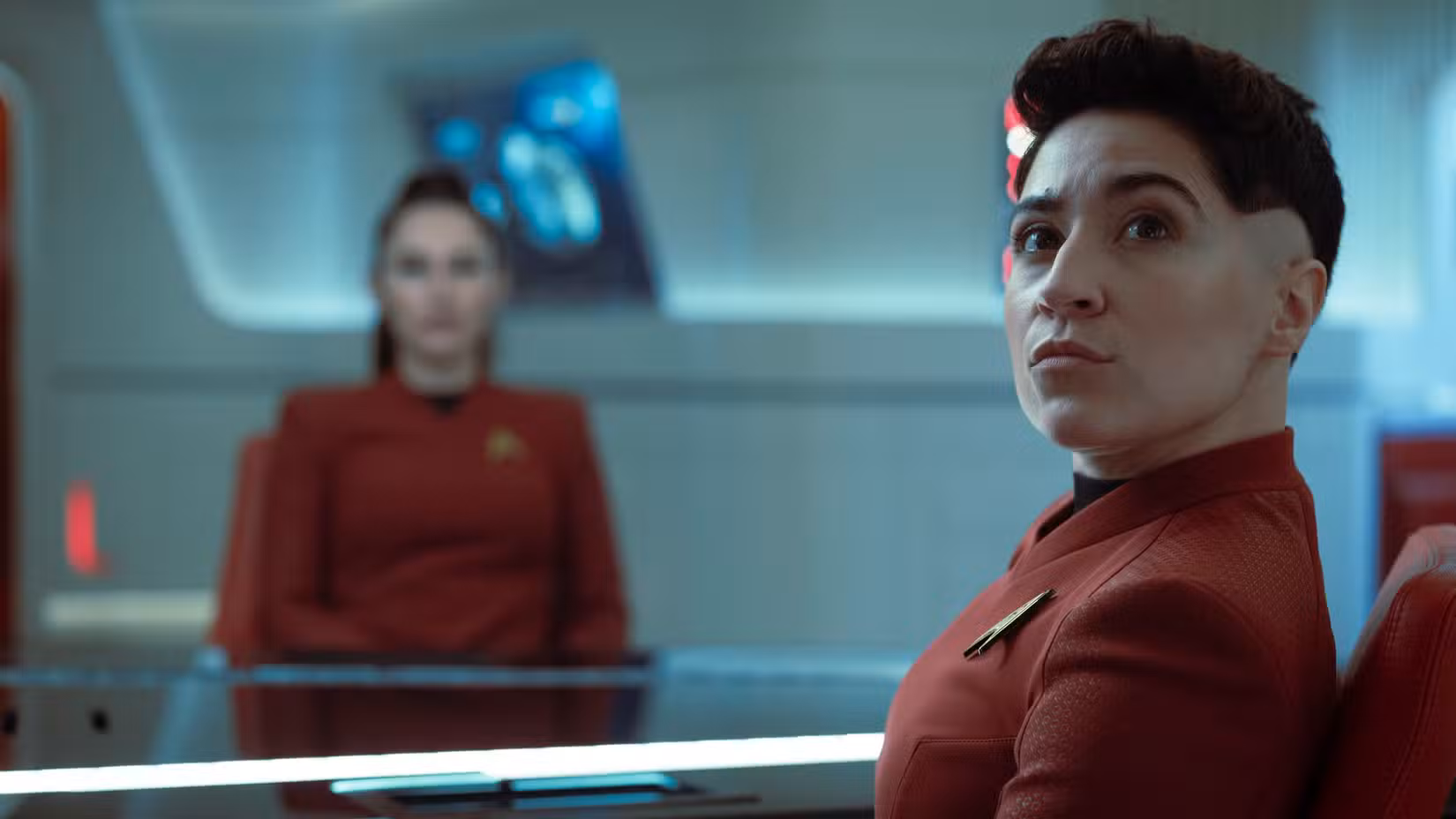 Erica Ortegas (Melissa Navia) está sentada na mesa de comando na 4ª temporada de Star Trek: Strange New Worlds.