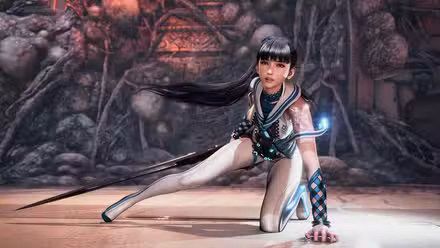 Eve, a protagonista de Stellar Blade, faz uma pose super-heroica em um macacão de vinil branco, sua longa espada de metal ao lado e seu longo rabo de cavalo preto balançando atrás dela