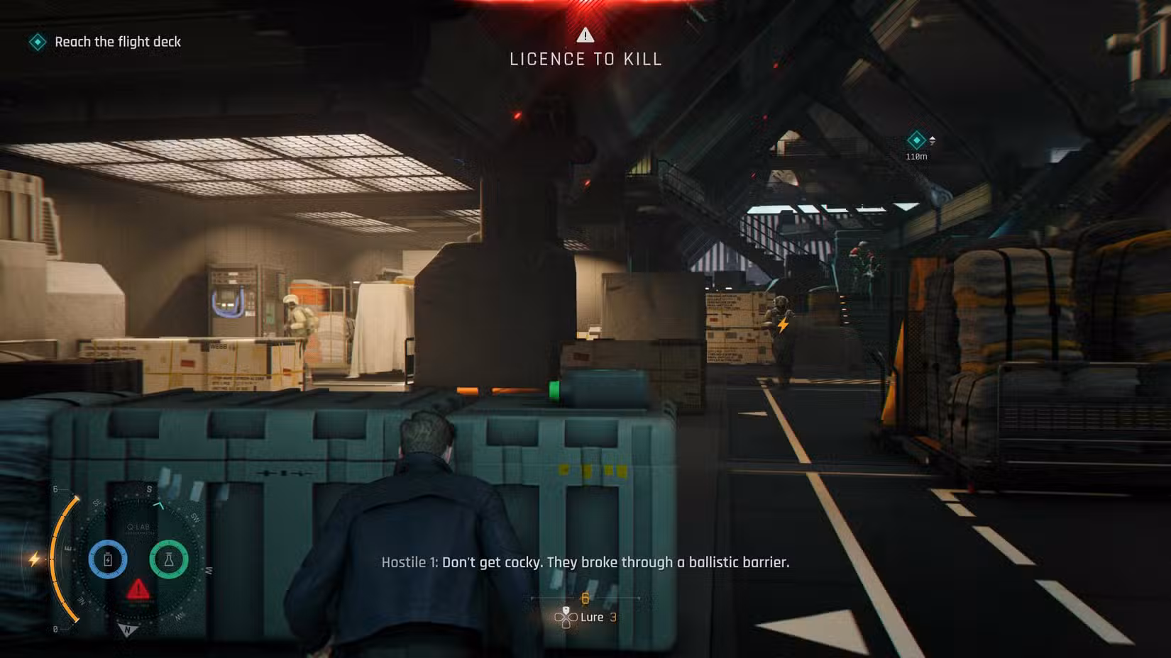 Captura de tela de 007 First Light mostrando a notificação vermelha de Licença para Matar enquanto Bond se agacha atrás da cobertura