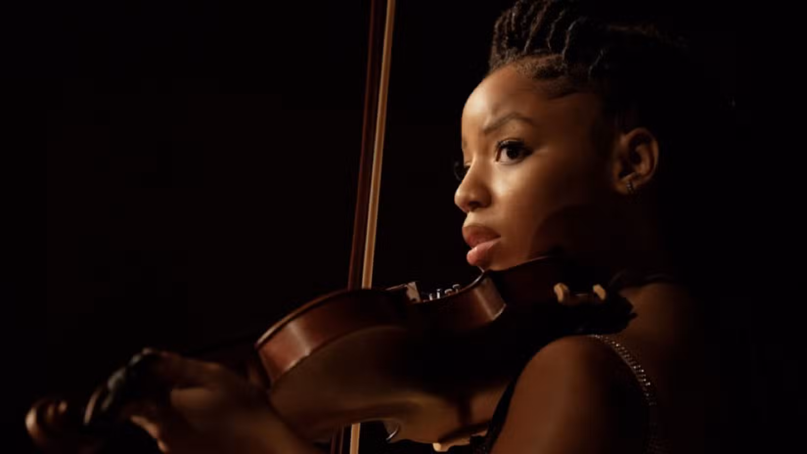 Uma mulher tocando violino no filme 'Strung'