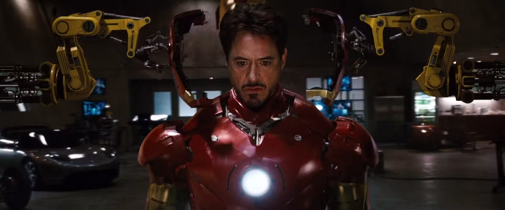 Tony Stark veste a armadura Mark III em Homem de Ferro (2008)