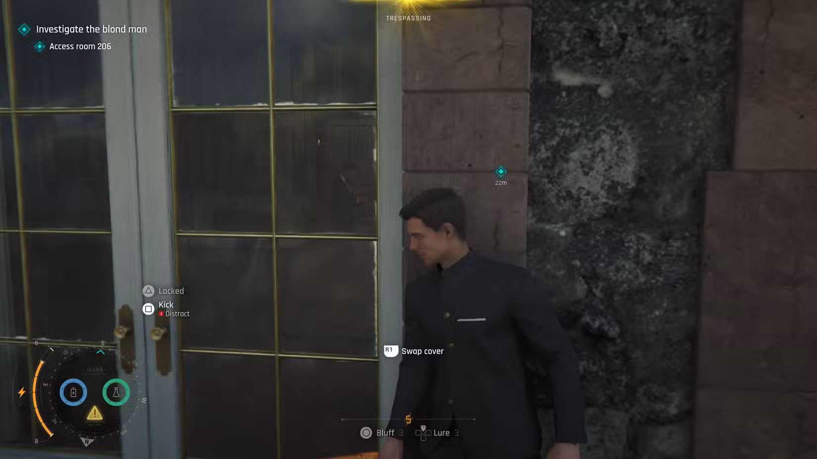 Uma captura de tela de 007 First Light mostrando Bond ao lado de uma porta