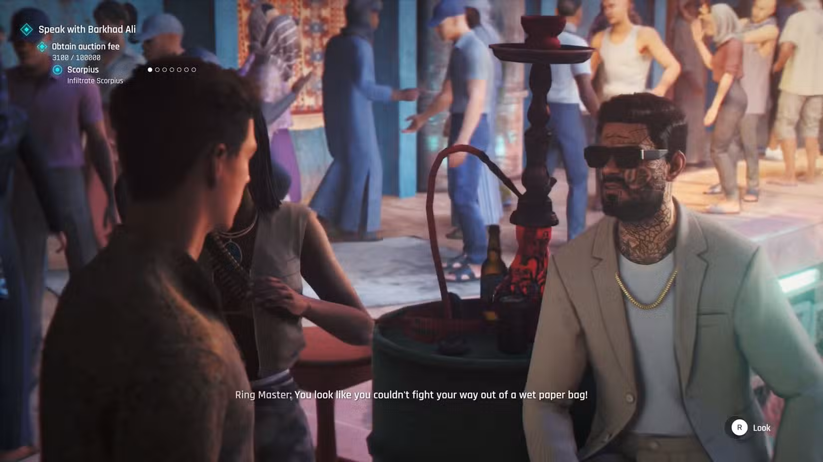 Uma captura de tela de 007 First Light mostrando Bond conversando com o Ring Master, um homem usando óculos de sol e com o rosto coberto de tatuagens