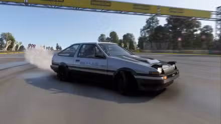 O Toyota Sprinter Trueno à deriva no Forza Horizon 6.
