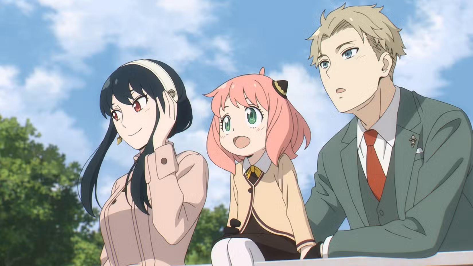 Yor, Anya e Loid Forger do Spy x Family sentados juntos em um dia ensolarado (2022).