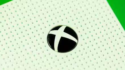 foto aproximada do botão liga/desliga do Xbox no Xbox One S