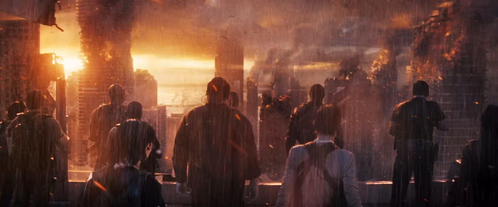Um punhado de pessoas, vistas por trás, ficam sob uma chuva torrencial de CGI e olham para uma cidade em chamas em CGI em A Guerra do Amanhã