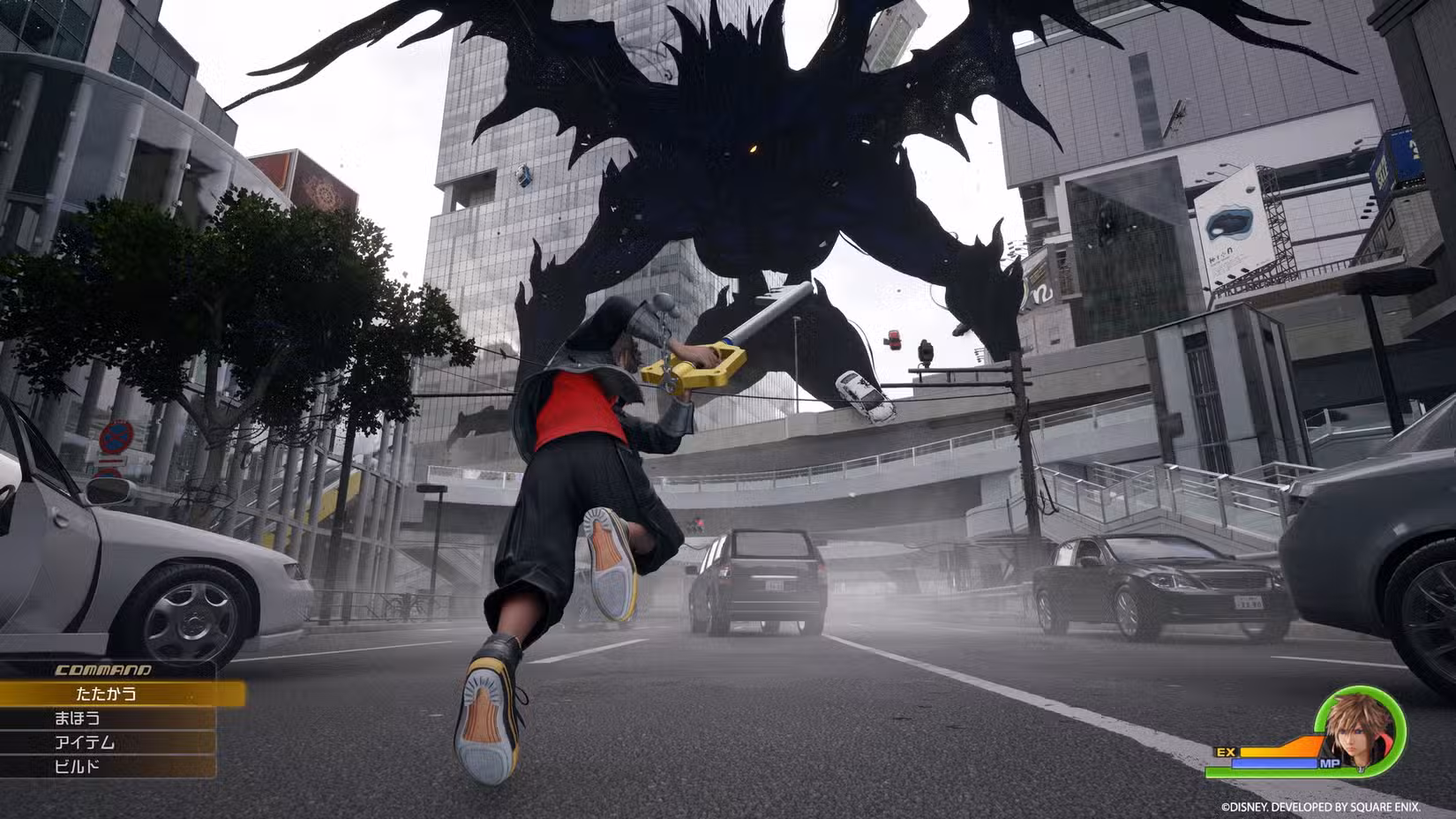 Sora luta contra um Heartless gigante nas ruas de Shibuya (também conhecido como Quadratum) em Kingdom Hearts 4