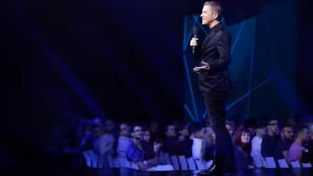 Geoff Keighley se apresenta no palco durante a noite de abertura da Gamescom 2019 em Colônia, Alemanha