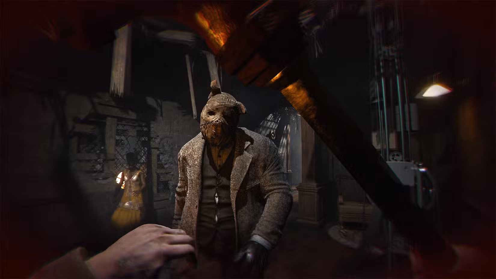 Um homem com máscara de porco se aproxima de um personagem em Saw: Genesis.