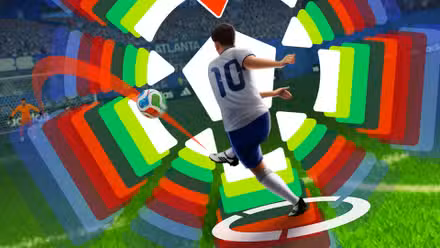 Jogador de futebol chuta bola na Copa do Mundo da FIFA