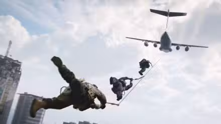 Três soldados no modo DMZ de Modern Warfare 4 pendurados na corda de uma aeronave voando para longe.