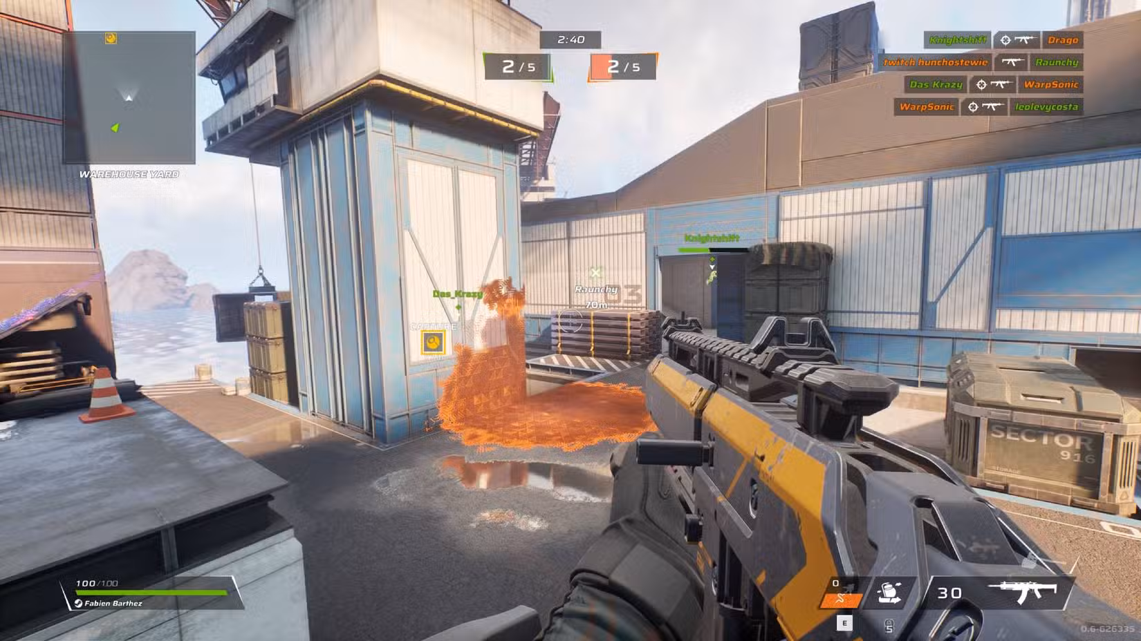 O jogador do Empulse empunhando um rifle de assalto.