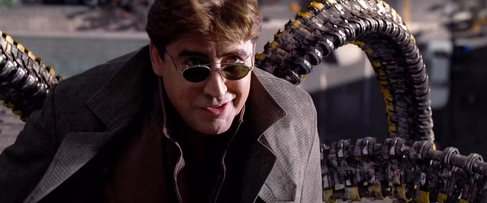 Alfred Molina como Doutor Octopus em Homem-Aranha 2. 