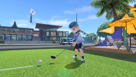 Um personagem do Nintendo Switch Sports joga golfe sob um céu azul ensolarado