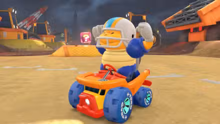 Um Chargin 'Chuck posa e se flexiona enquanto anda em um caminhão basculante de kart em Mario Kart World.