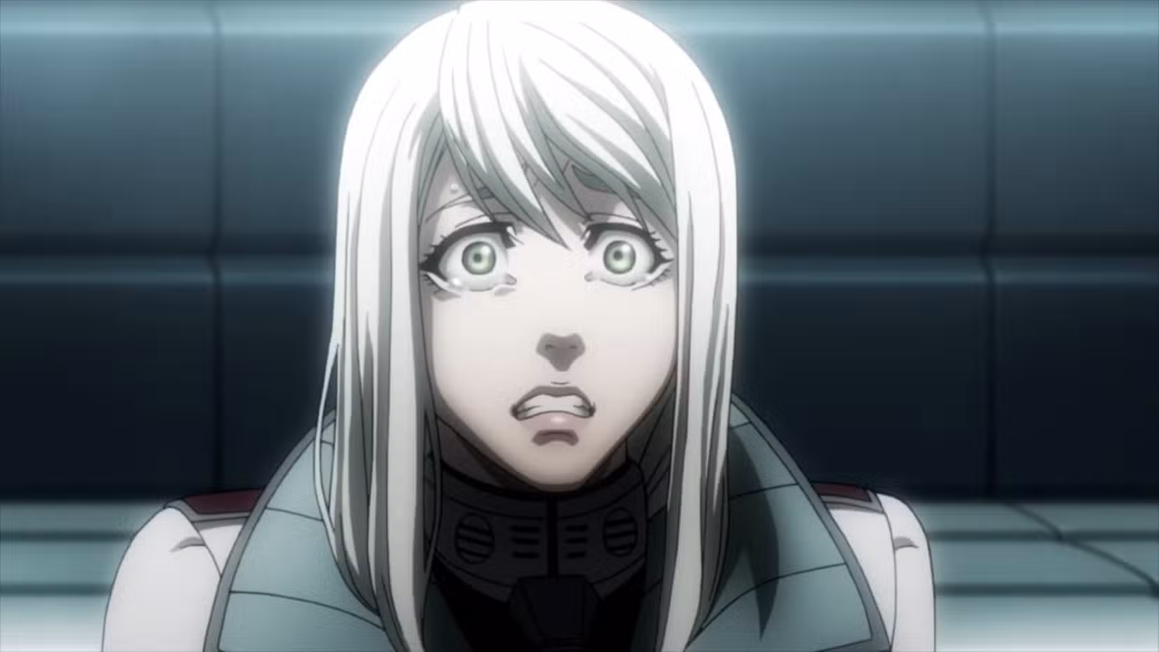 Uma jovem de cabelos brancos chora enquanto parece angustiada na Terra Formars