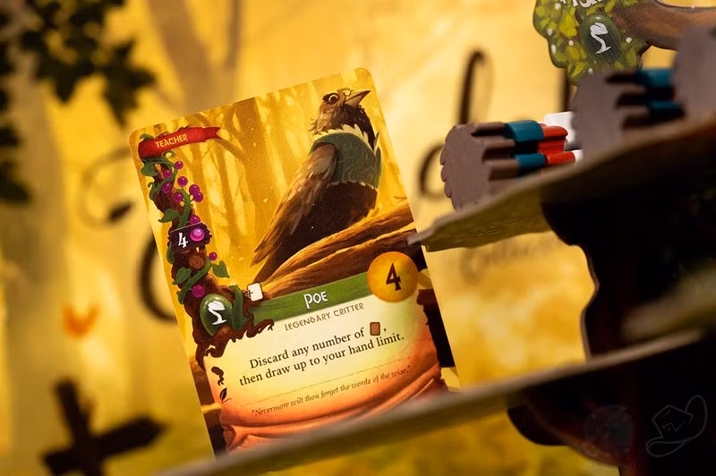 Uma carta do jogo Everdell ao lado da Ever Tree e algumas peças do jogador.